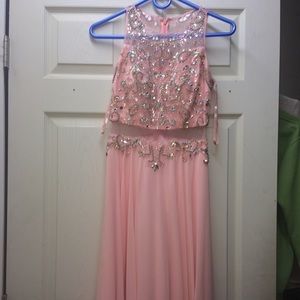 Beautiful salmon colored dress😍